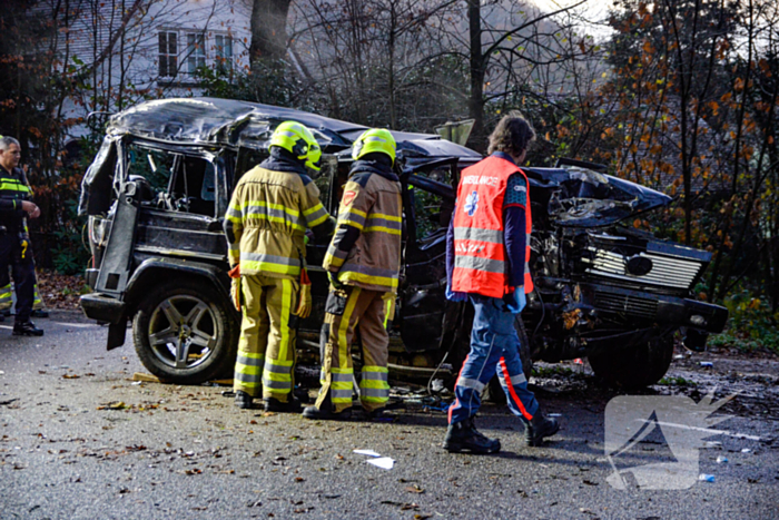 Auto slaat over de kop na botsing met boom