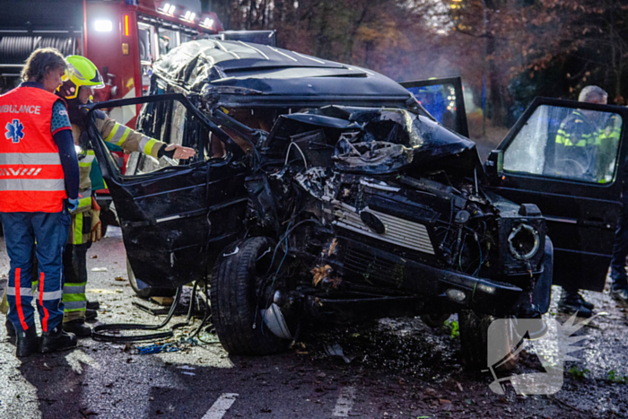 Auto slaat over de kop na botsing met boom