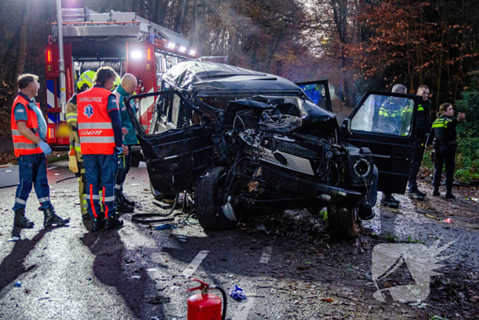 Auto slaat over de kop na botsing met boom