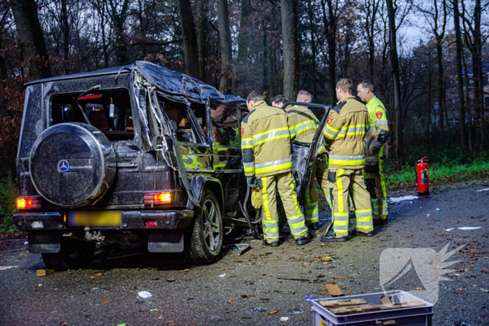 Auto slaat over de kop na botsing met boom