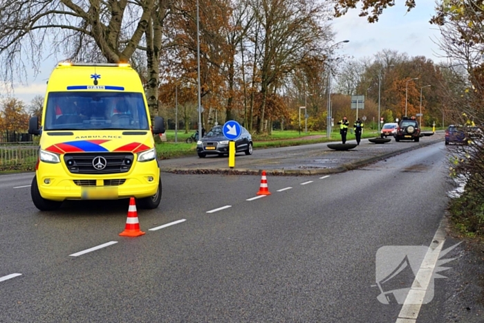 Automobilist knalt tegen boom