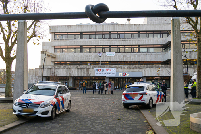 Demonstranten klimmen op het dak van NOS-gebouw