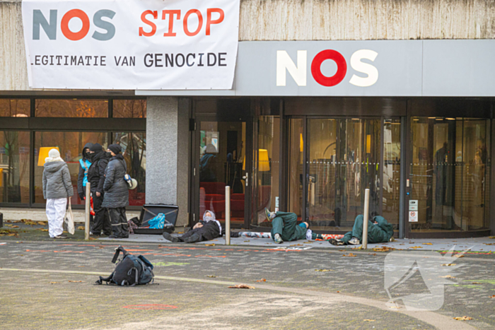 Demonstranten klimmen op het dak van NOS-gebouw