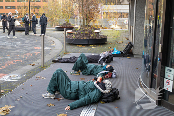 Demonstranten klimmen op het dak van NOS-gebouw