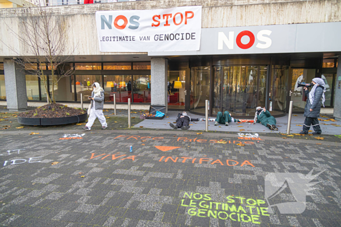 Demonstranten klimmen op het dak van NOS-gebouw