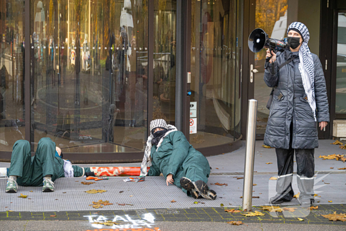 Demonstranten klimmen op het dak van NOS-gebouw