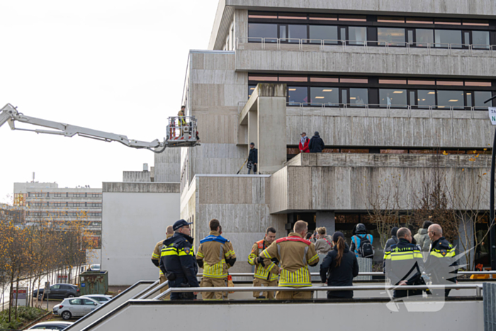 Demonstranten klimmen op het dak van NOS-gebouw