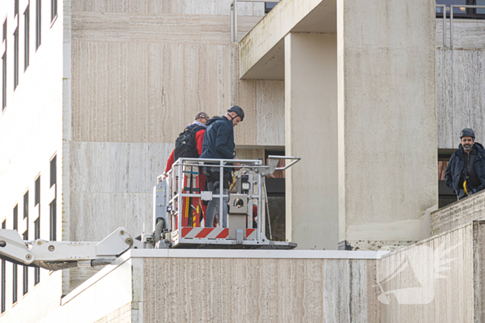 Demonstranten klimmen op het dak van NOS-gebouw