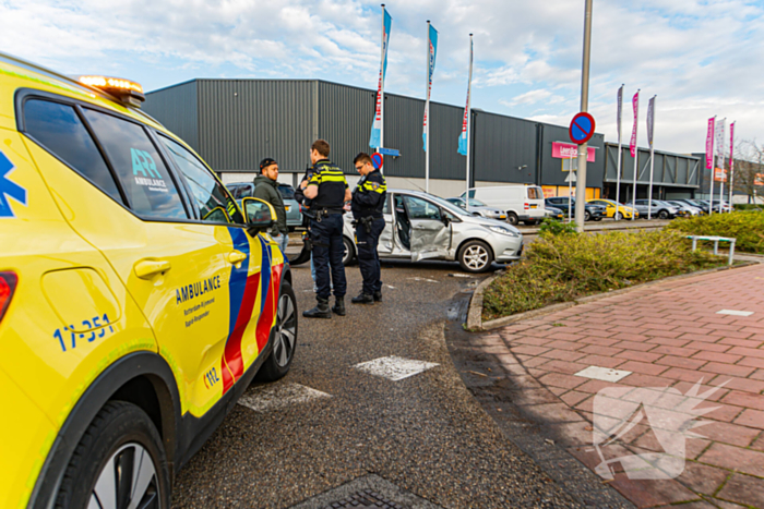 Forse schades aan auto's na botsing op kruising