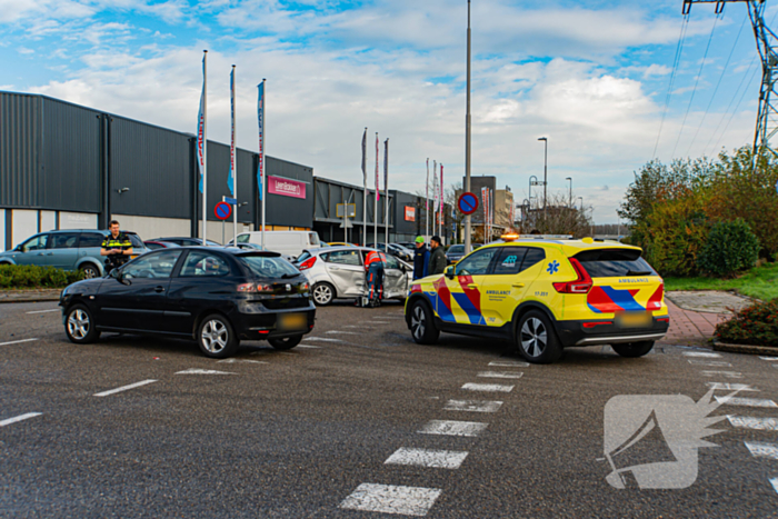 Forse schades aan auto's na botsing op kruising