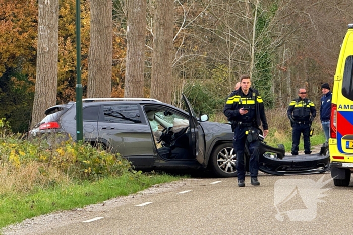 Bestuurder gewond bij botsing tegen boom