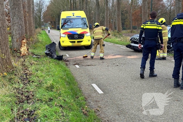 Bestuurder gewond bij botsing tegen boom