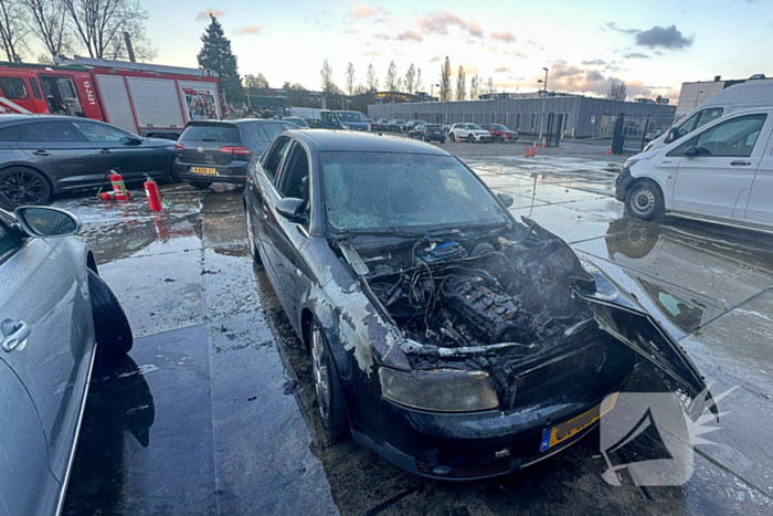 Motorcompartiment brandt volledig uit bij autoverhuurder