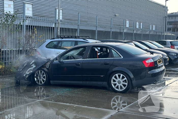 Motorcompartiment brandt volledig uit bij autoverhuurder