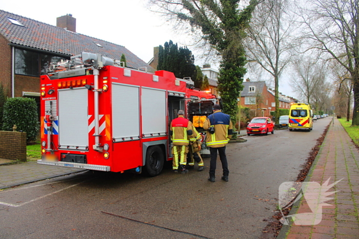 Beknelling in woning, brandweer assisteert