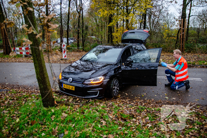 Auto knalt tegen boom, bestuurder raakt gewond