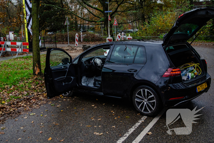 Auto knalt tegen boom, bestuurder raakt gewond