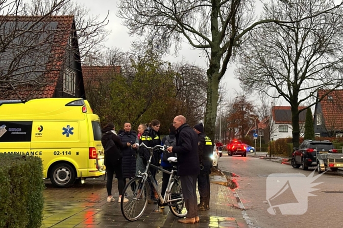 Twee fietsers botsen op elkaar