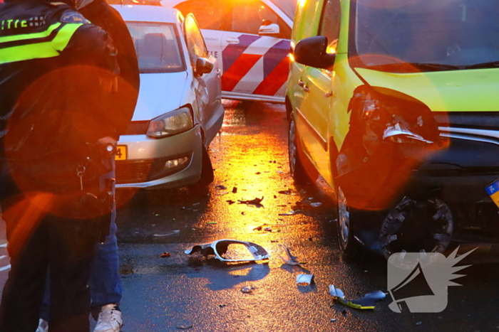 Botsing op kruising, flinke schade bij beide voertuigen