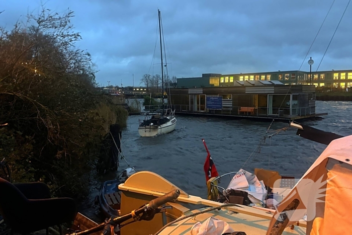 Afgebrande zeilboot op drift door harde windstoten