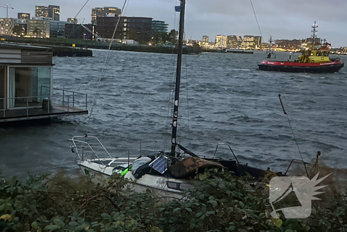 Afgebrande zeilboot op drift door harde windstoten