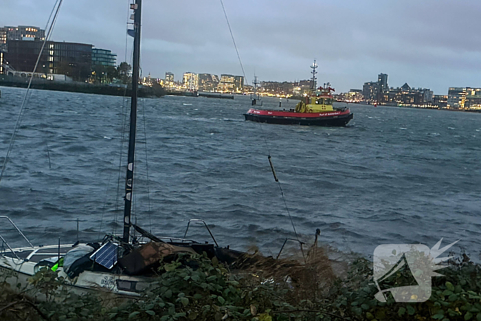 Afgebrande zeilboot op drift door harde windstoten