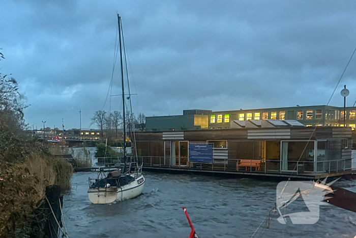 Afgebrande zeilboot op drift door harde windstoten