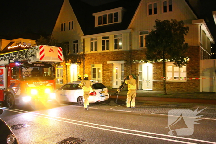 Brandweer haalt losse dakpannen weg na harde windstoten