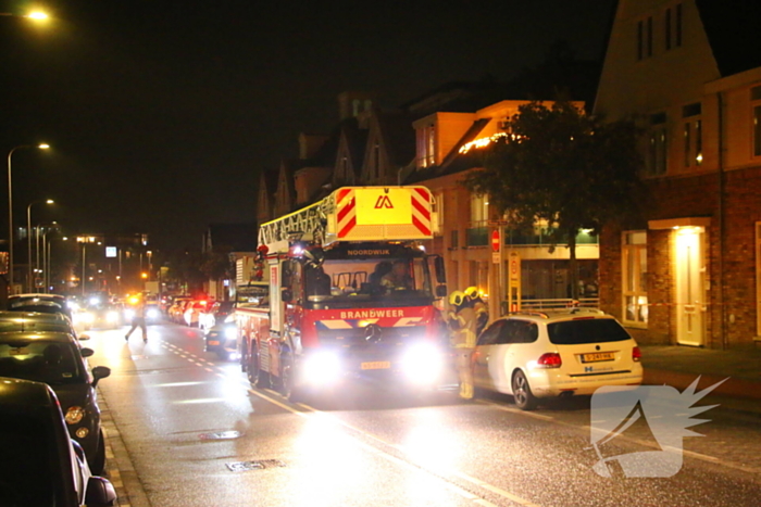 Brandweer haalt losse dakpannen weg na harde windstoten