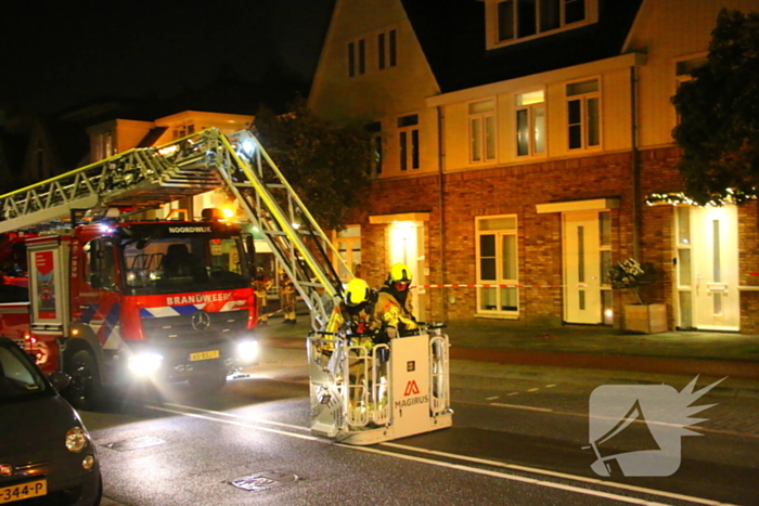 Brandweer haalt losse dakpannen weg na harde windstoten