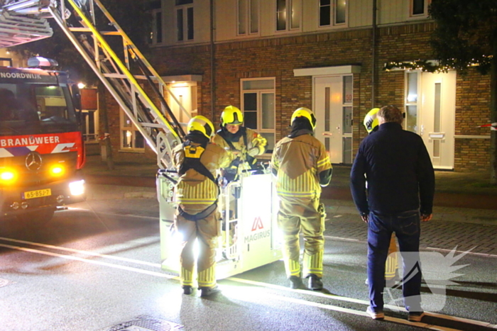 Brandweer haalt losse dakpannen weg na harde windstoten