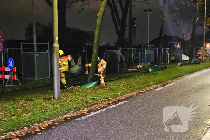 Brandweer zaagt over weg hangende boom om