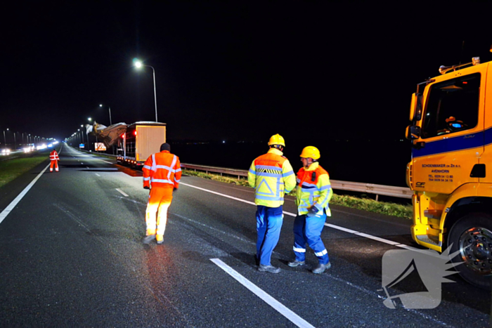 Vrachtwagentrailer waait om op snelweg