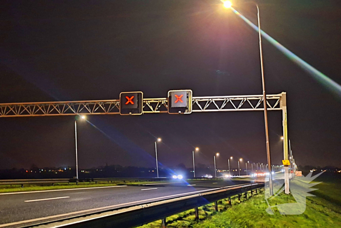 Vrachtwagentrailer waait om op snelweg