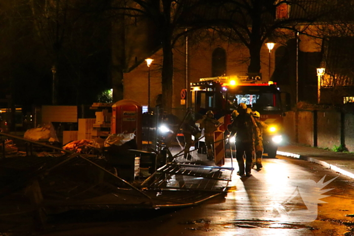 Brandweerlieden ingezet voor omgewaaid bouwhek