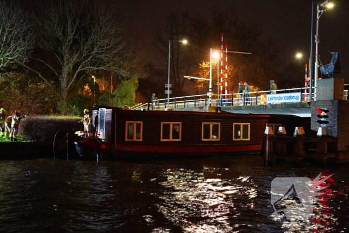 Losgeslagen woonboot komt vast te zitten onder brug