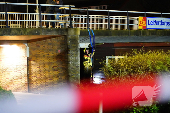 Losgeslagen woonboot komt vast te zitten onder brug