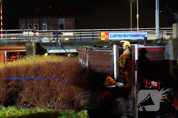 Losgeslagen woonboot komt vast te zitten onder brug