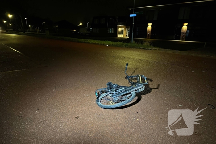 Voorwiel van fiets breekt af na botsing met auto op kruising