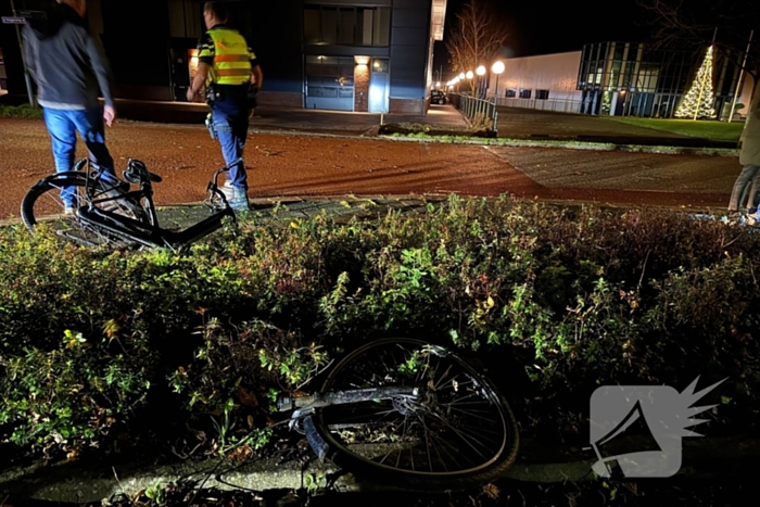 Voorwiel van fiets breekt af na botsing met auto op kruising