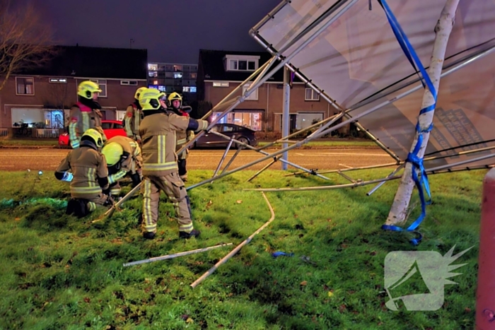 Bouwbord valt om door storm