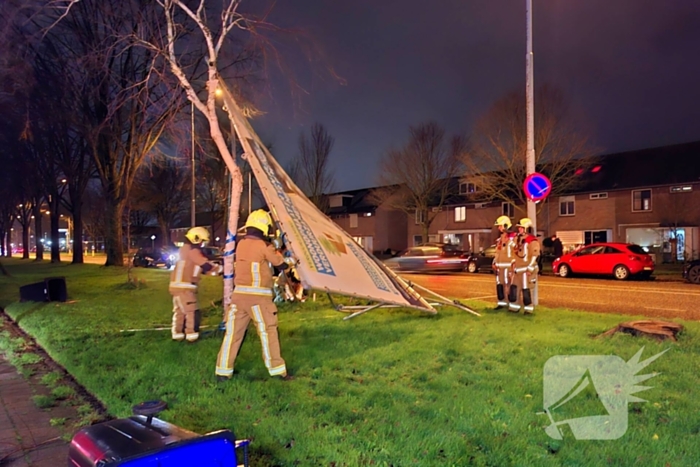 Bouwbord valt om door storm