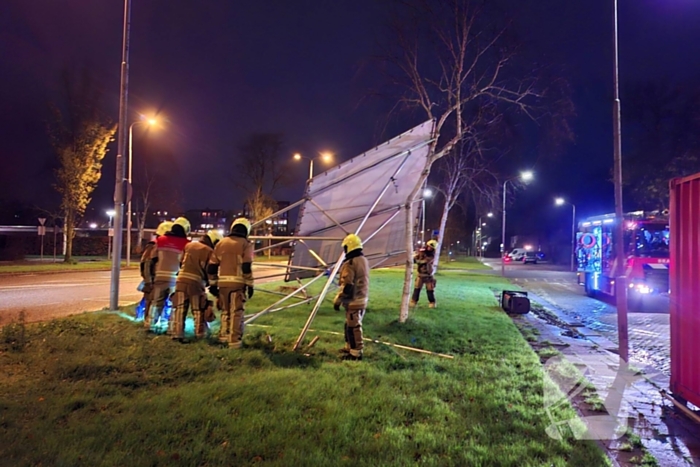 Bouwbord valt om door storm