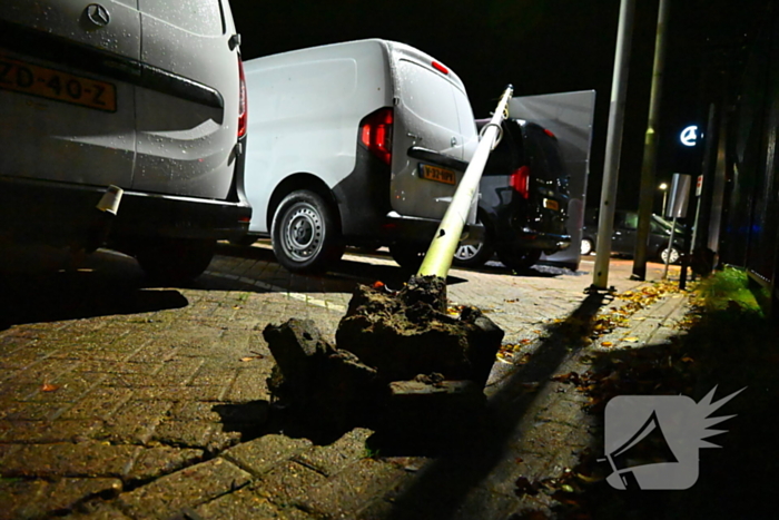 Vlaggenmast belandt op auto door sterke wind