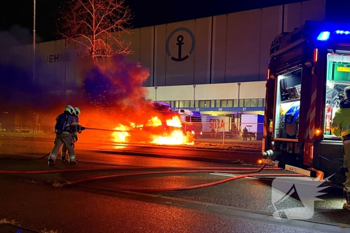 Auto vliegt al rijdend in brand