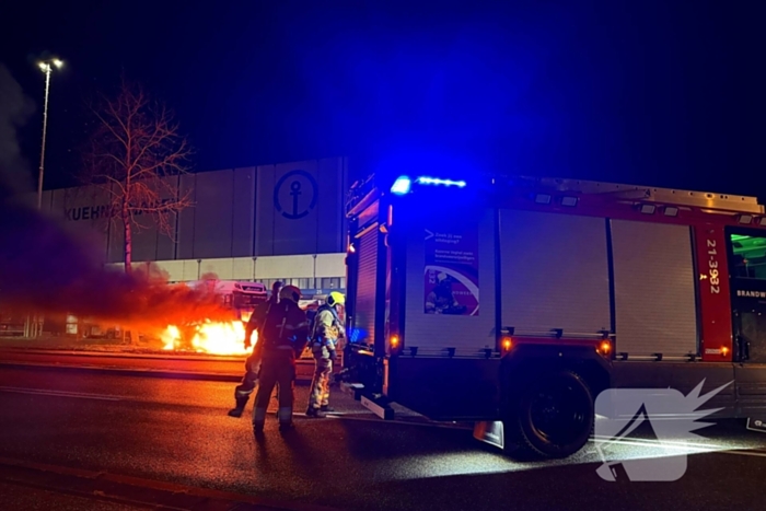 Auto vliegt al rijdend in brand