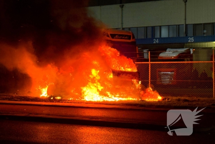 Auto vliegt al rijdend in brand