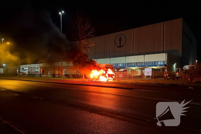 Auto vliegt al rijdend in brand