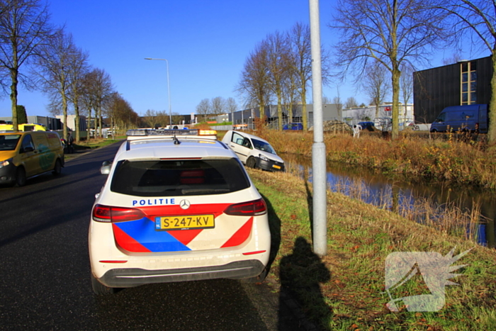 Pakketbezorger klapt op bestelauto