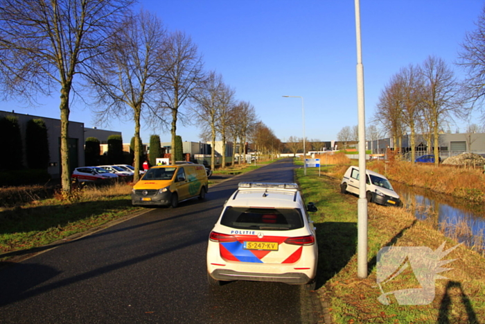 Pakketbezorger klapt op bestelauto